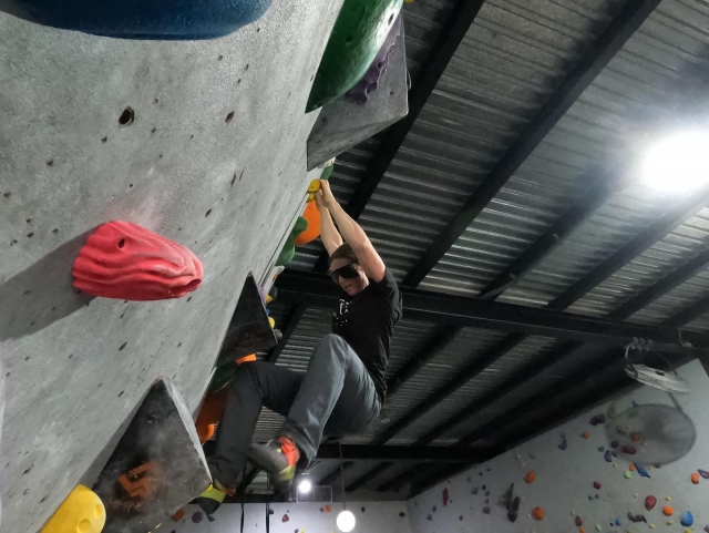 Escalando en muro
