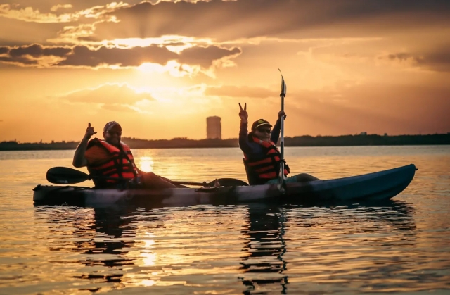 Kayak en laguna en puesta de sol