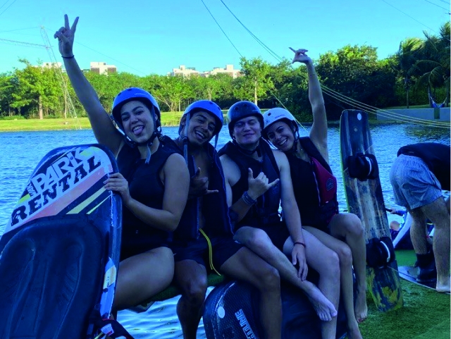 Disfrutando el circuito de wakeboard