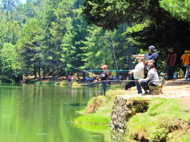 Familias pescando