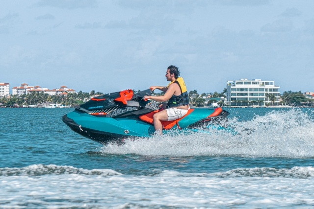 Disfrutando de un jetski