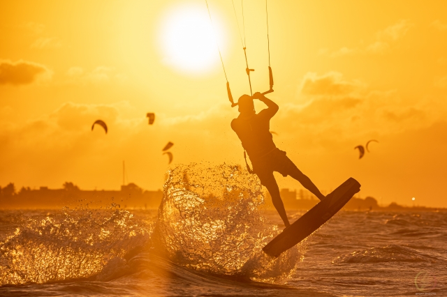 Kitesurf al atardecer