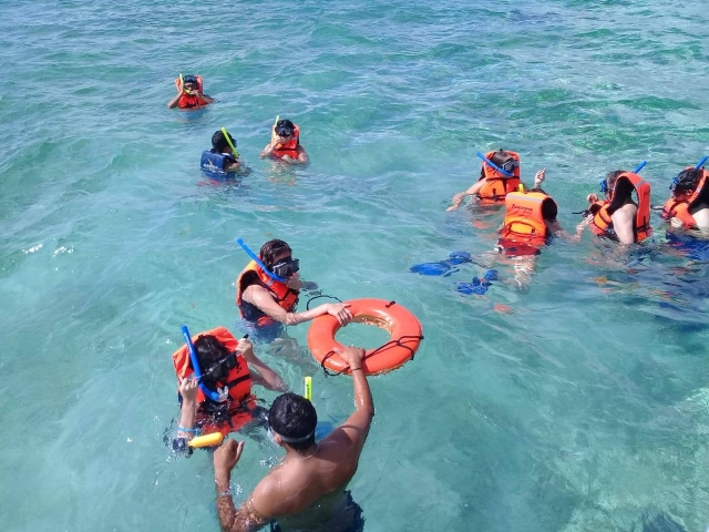 Nadando y snorkeleando