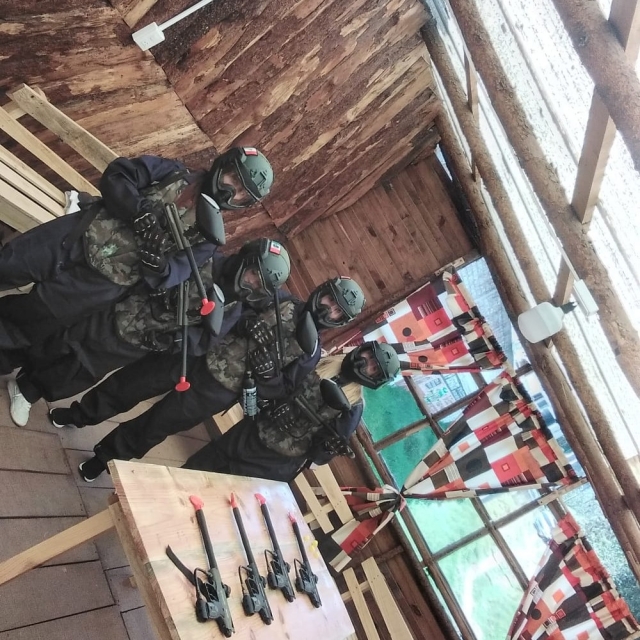 Preparando al equipo de paintball