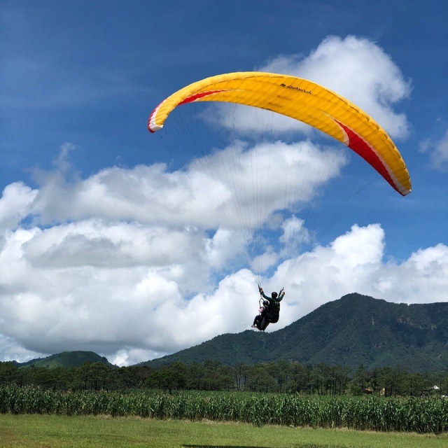 Aterrizando en parapente