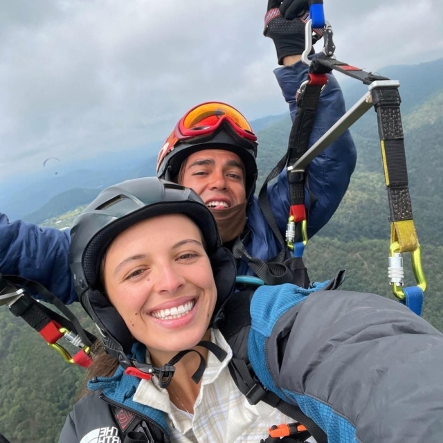 Feliz disfrutando el vuelo