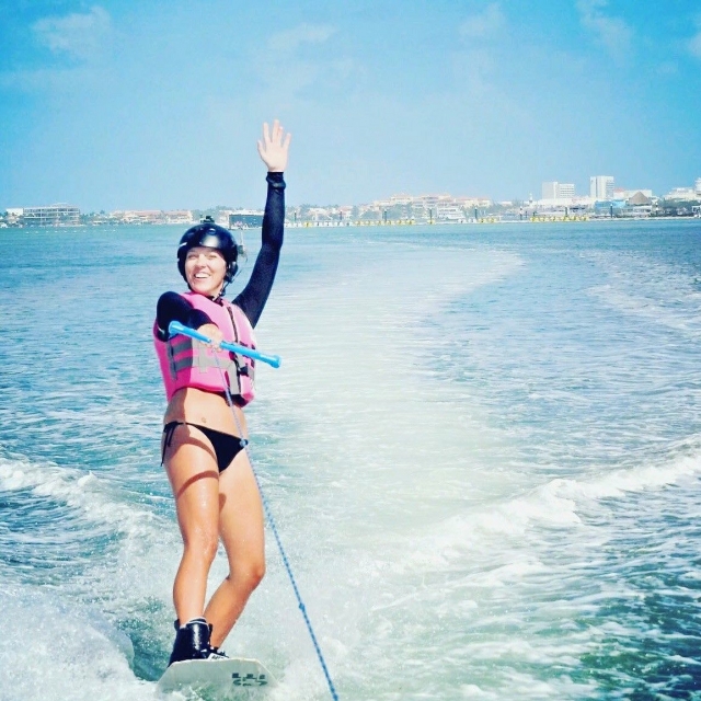 Practicando wakeboard en el caribe