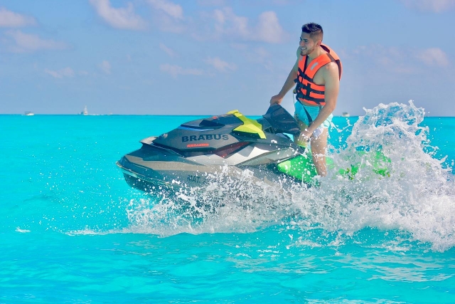 conduciento una waverunner