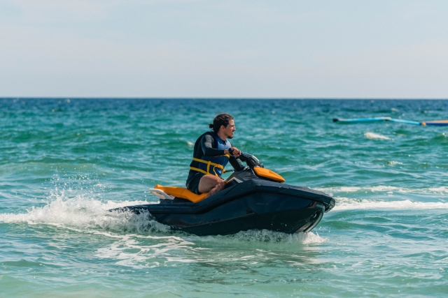 Diversión acuática en moto de agua