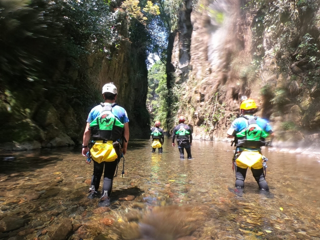 Caminando por el río