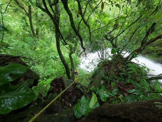 Descenso con cuerda en cascada
