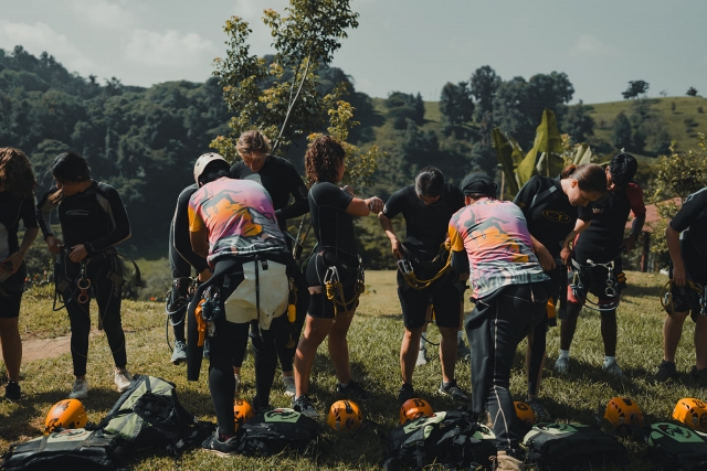 Colocando los trajes para el rappel