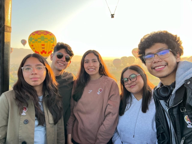 Amigos en globo