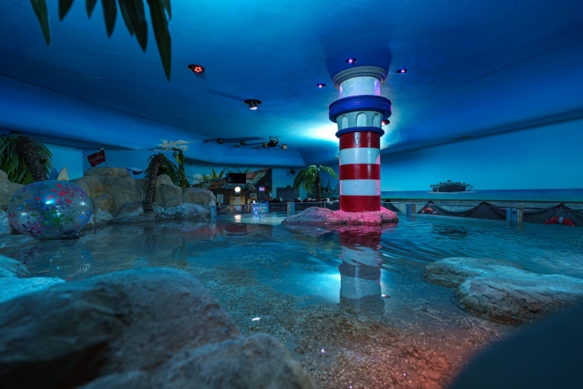 Faro y zona de rayas
