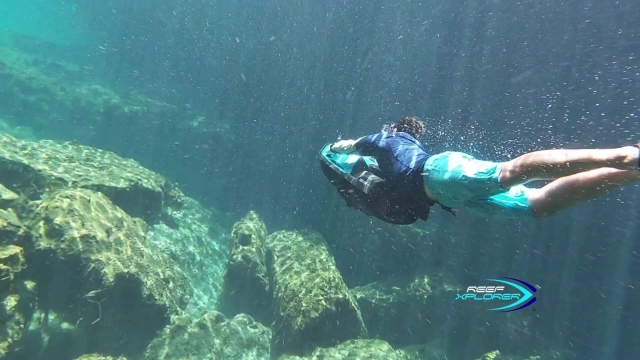 Explorando el mar con scooter acuático