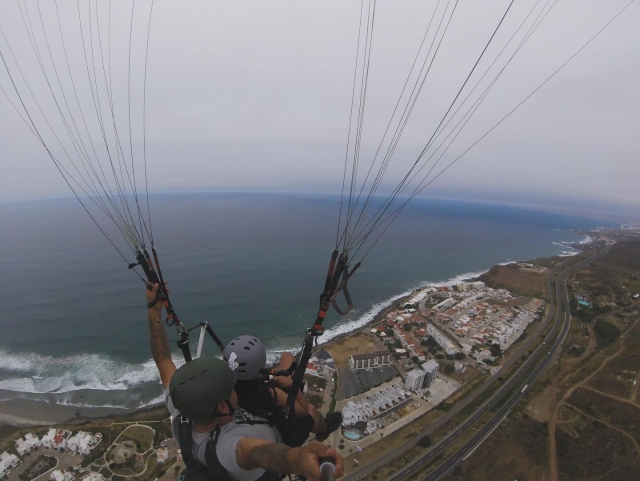 Sobrevolando en la playa en parapente