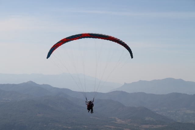 Paisaje con parapente
