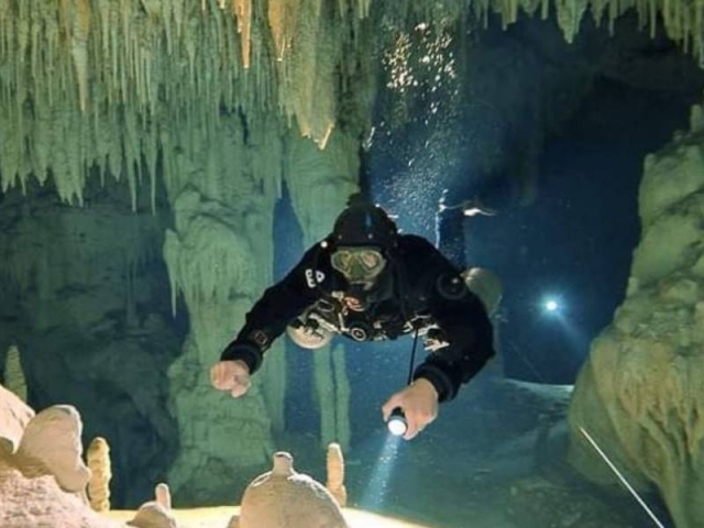 Buceando entre cuevas