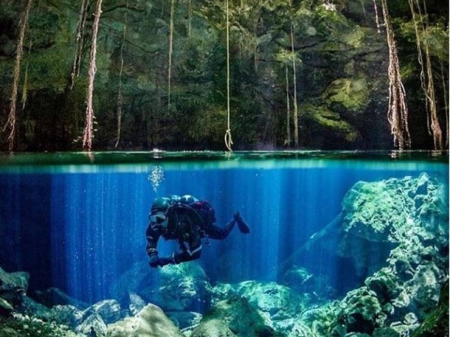 Profesovaca de buceo en cenote