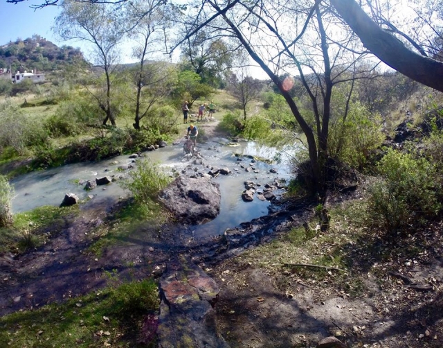 Cruzando uno de los ríos de la Sierra Gorda