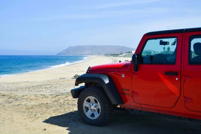 Jeep en playa