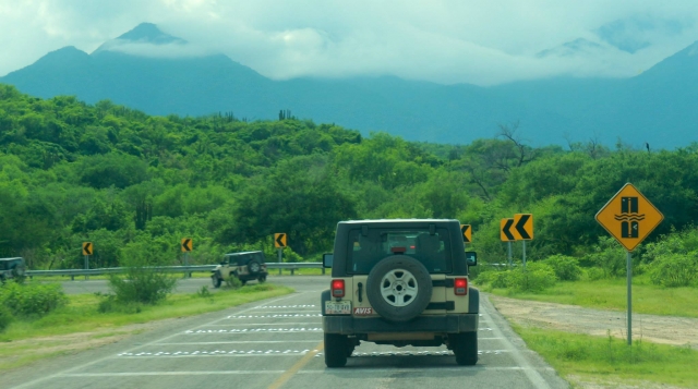 En Jeep por el asfalto
