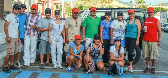 Foto de grupo junto al Jeep