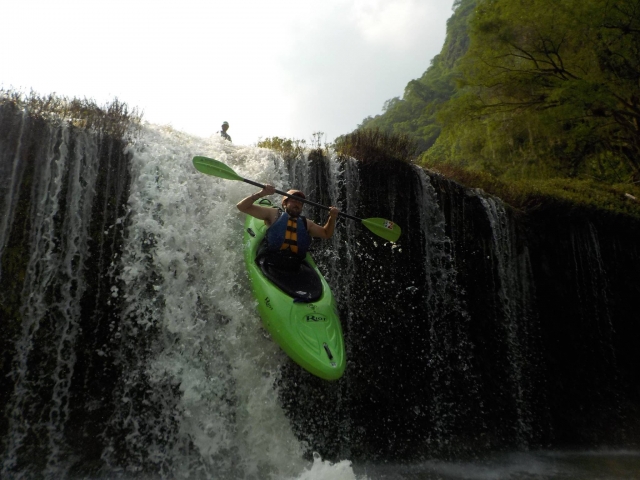 Bajando la cascada en kayak