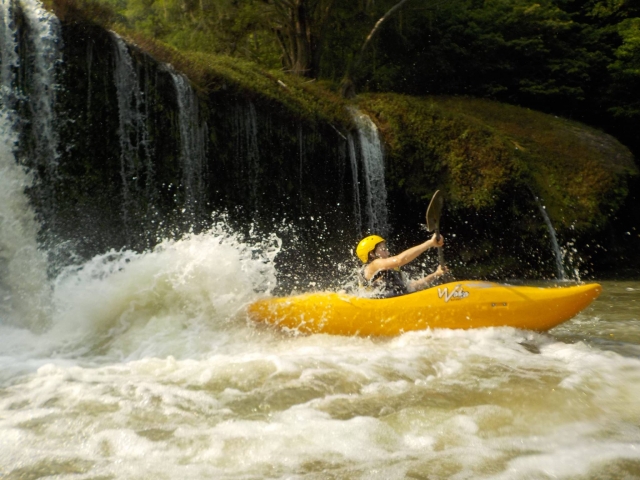 Kayak en aguas bravas