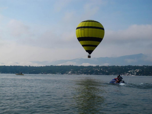 Volando en globo sobre el lago Tequeres