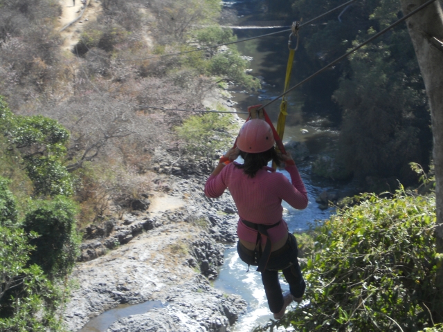 Cruza el río desde las alturas 