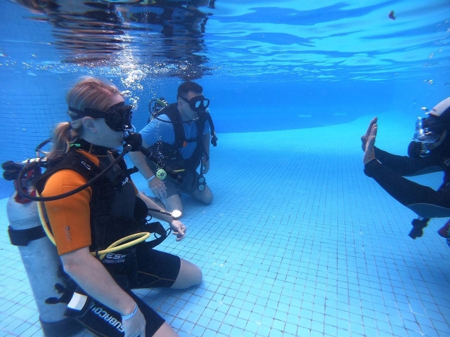 Clase de buceo en piscina