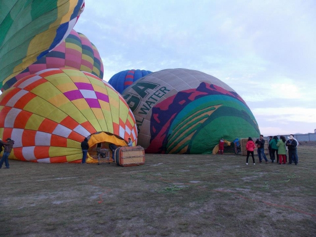 Participando del inflado de los globos