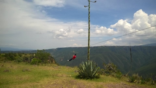 Tirándose de la tirolina frente a los Prismas Balsáticos