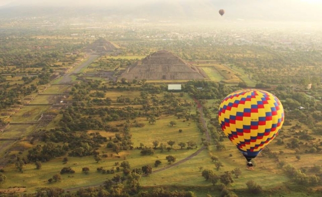 Globo volando sobre Teotihuacan