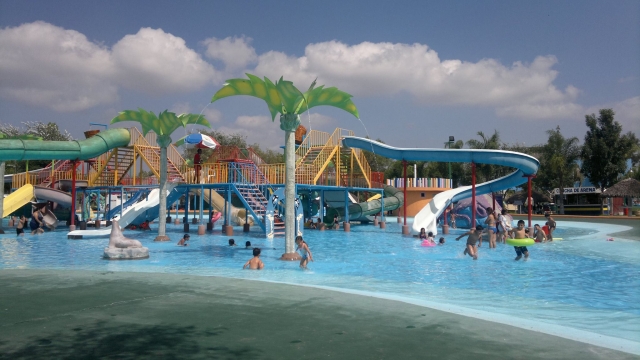 Disfrutando del parque acuatico tras el vuelo