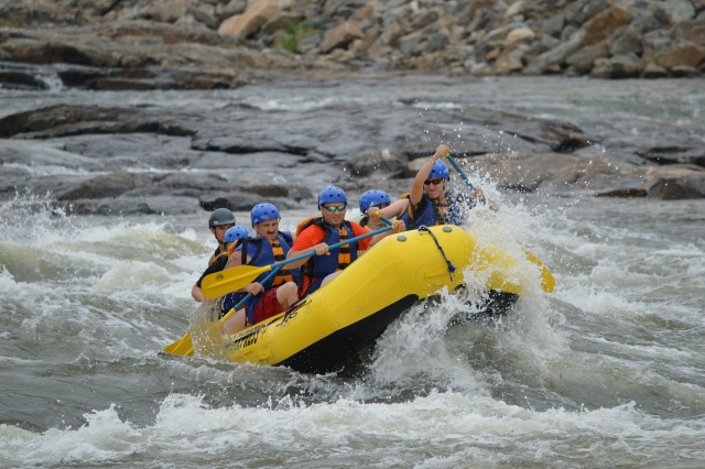 Realizando rafting