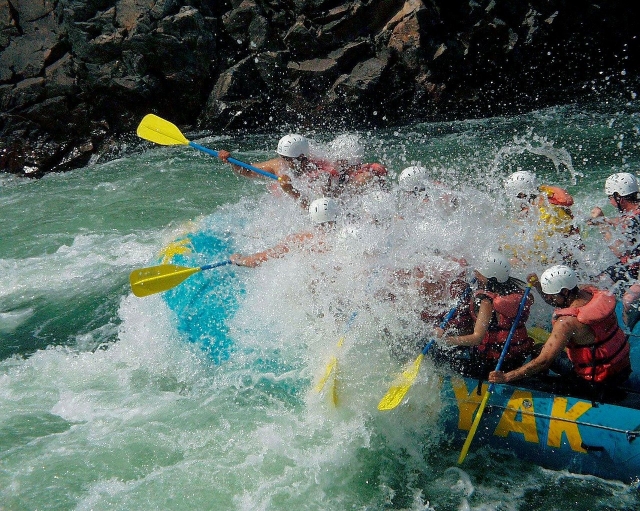 Descendiendo en balsa de rafting