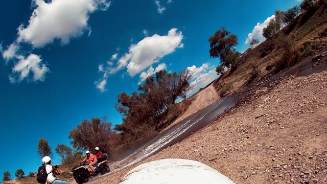Conduciendo entre agua