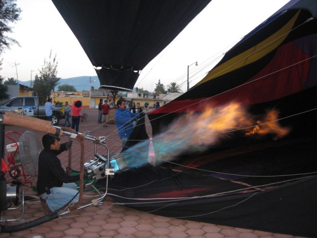 Inflando el globo aerostático