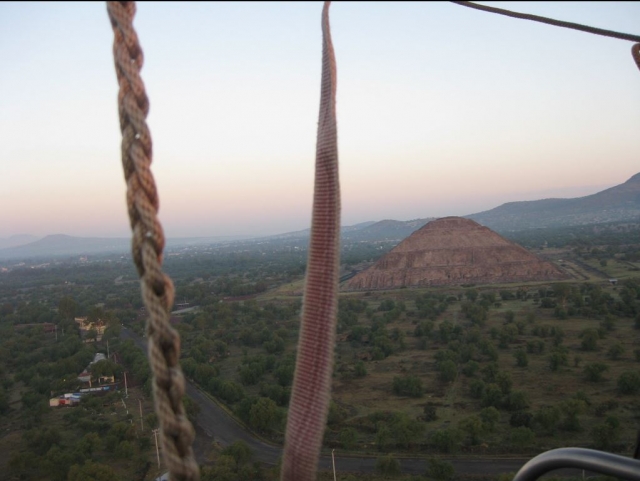 Viendo las pirámidererererereres desde la cesta del globo