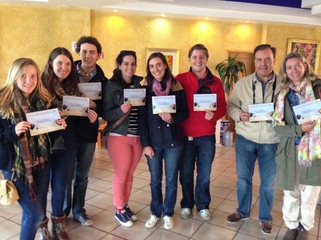 Entrega del diploma a la familia