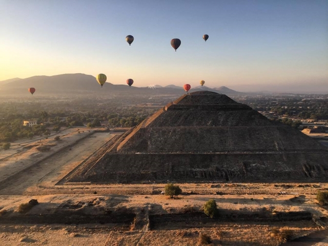 Globos volando sobre Teotihuacan