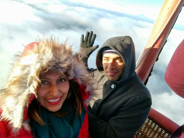 Pareja volando en globo