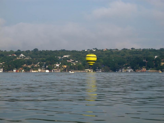 Volando en el lago Tesquesquitengo