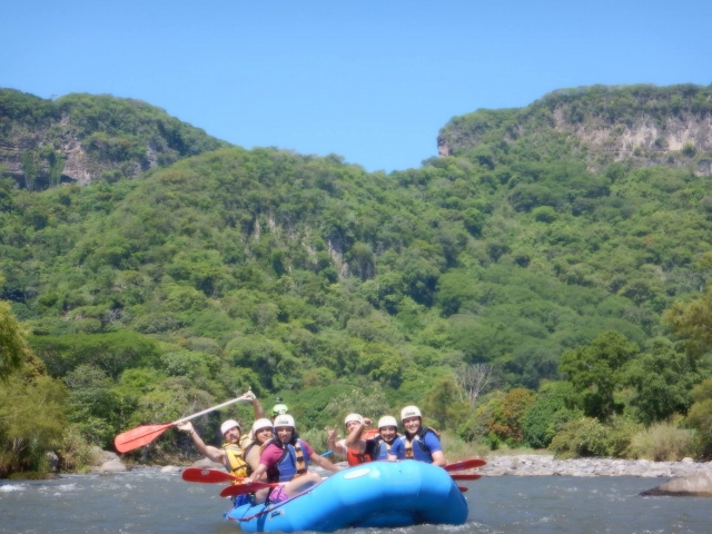 Practicando rafting