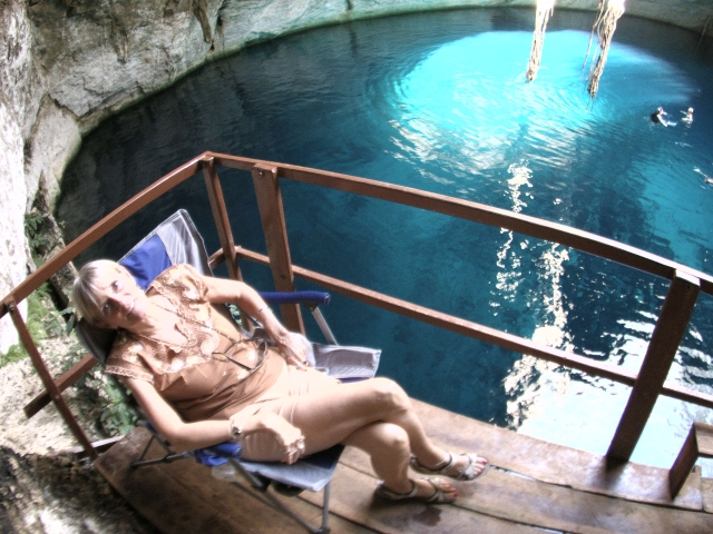 Disfrutando del interior del cenote