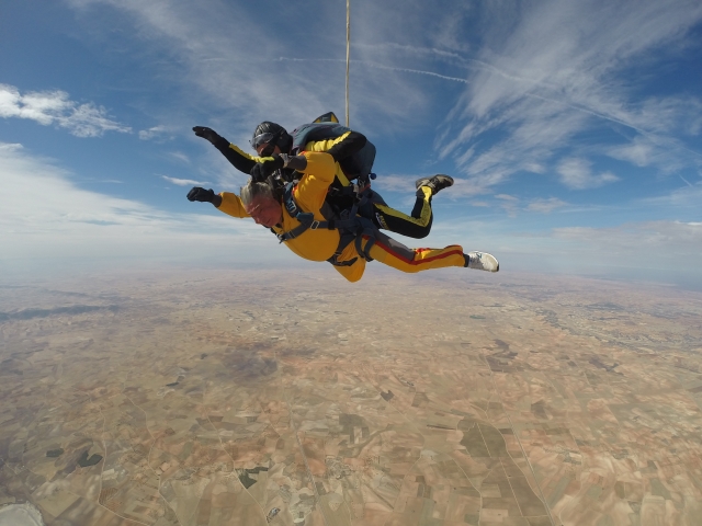 Salto en paracaídas en teques 
