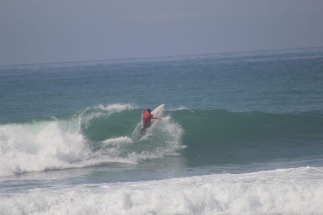 Rompiendo las olas surfeando