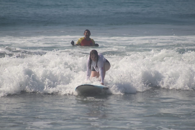 Monitor y alumna de surf